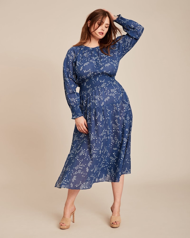 Front of a model wearing a size 2XL La Ventura Maxi in Splattered Lapis by Apiece Apart. | dia_product_style_image_id:225666